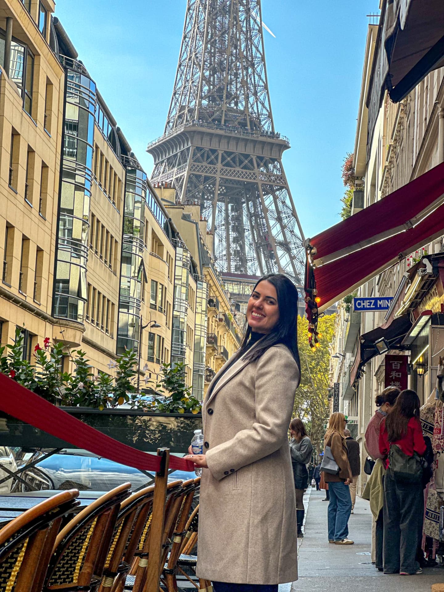 Bruna em Paris, próxima à Torre Eiffel